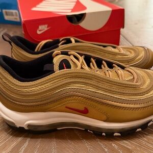 WMNS NIKE AIR MAX 97 OG "GOLDEN BULLET" GOLD-VARSITY RED SZ 6.5